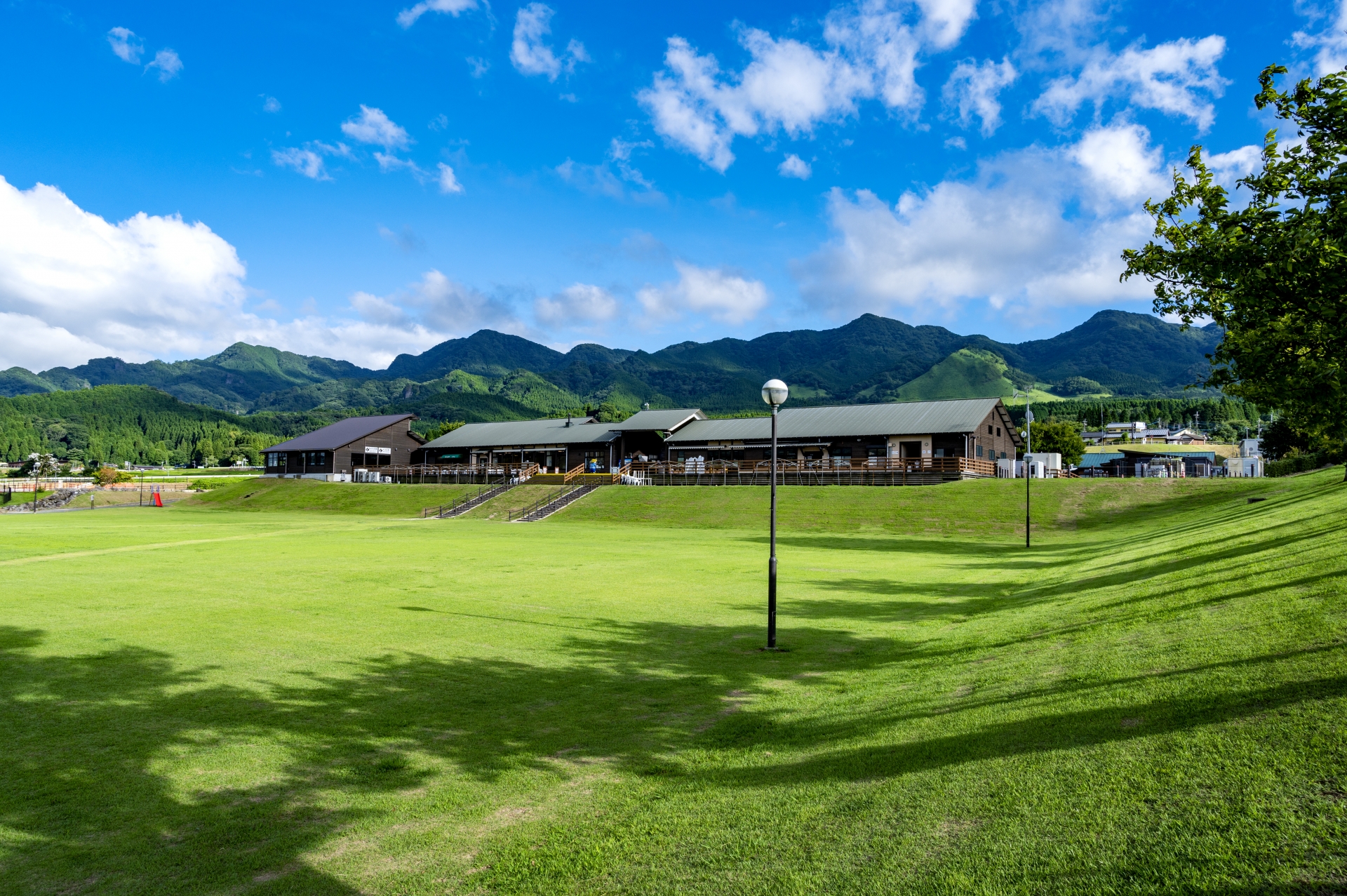 잔디와 산 전망이 있는 아소노사토 쿠기노 휴게소